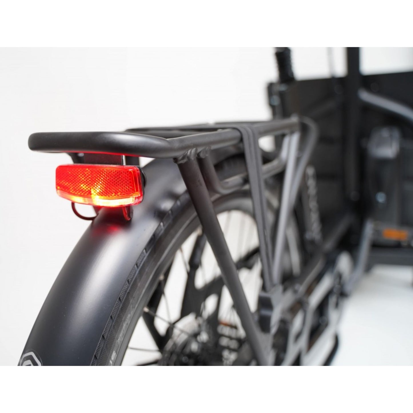 Elektrische bakfiets Qivelo Ananda Twowheel in mat zwart met twee wielen en ruime bak